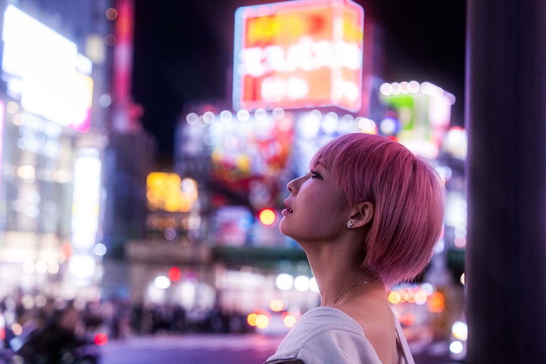 《那一场呼啸而过的芳华》预告海报双发 “喜爱你就要耍女流氓”成芳华宣言